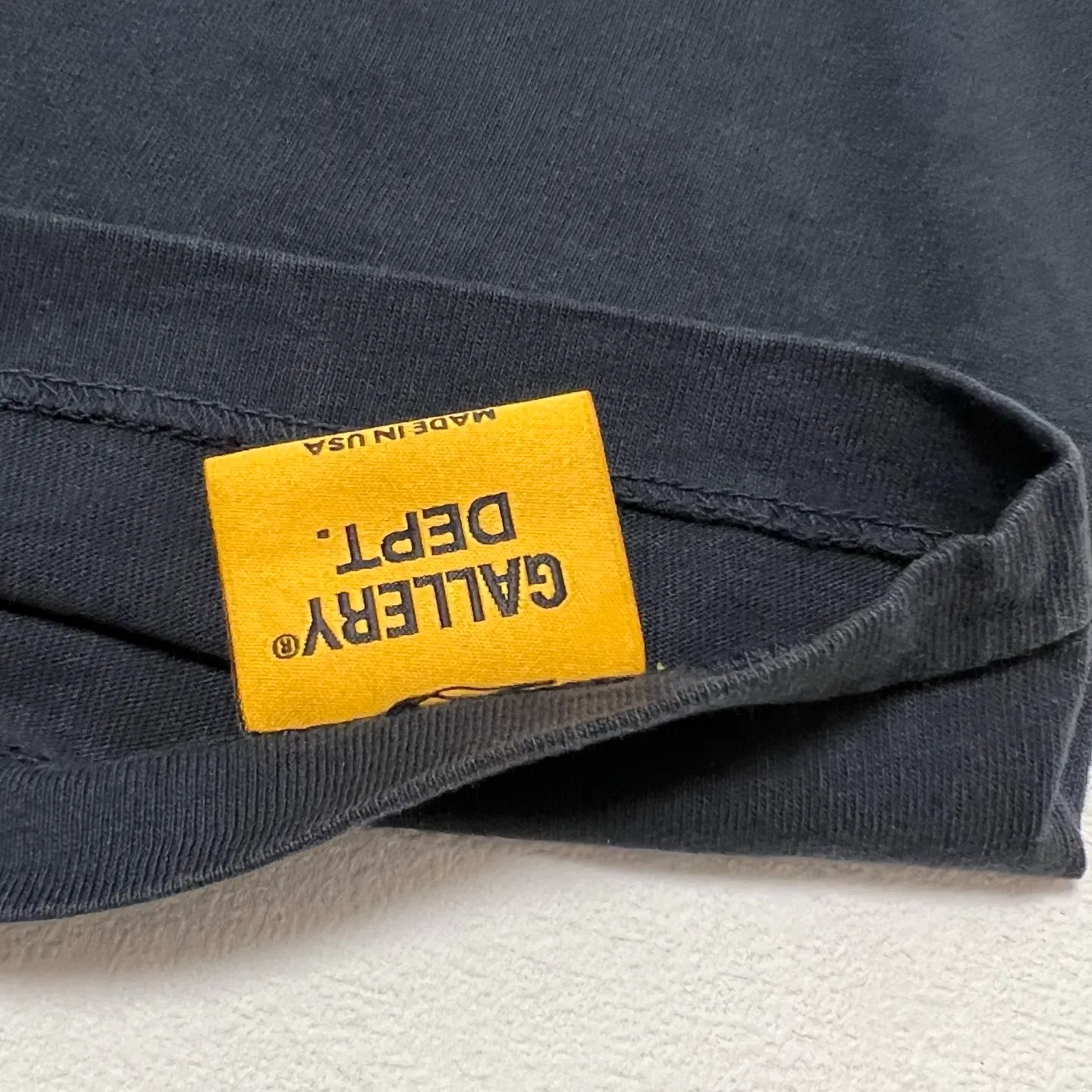 GALLERY DEPT. SOUVENIR TEE/WASHED BLACK Blue English LOGO short-sleeved Hollywood limited English TEE Washed black S-XL Assute garments dyed Re-washed and distressed Cylindrical fabric without side seams Non-open version Original development Complete accessories/matching Details in place